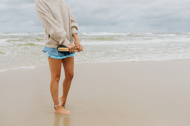 年轻女人海边沙滩
