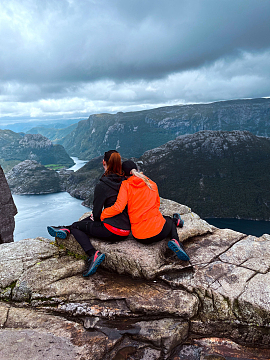 山顶情侣石头摄影远山悬崖