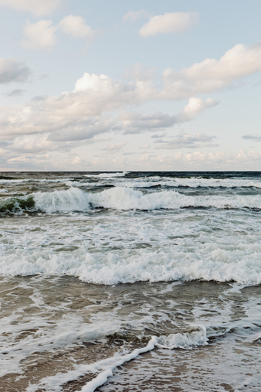 大海海浪沙滩云朵