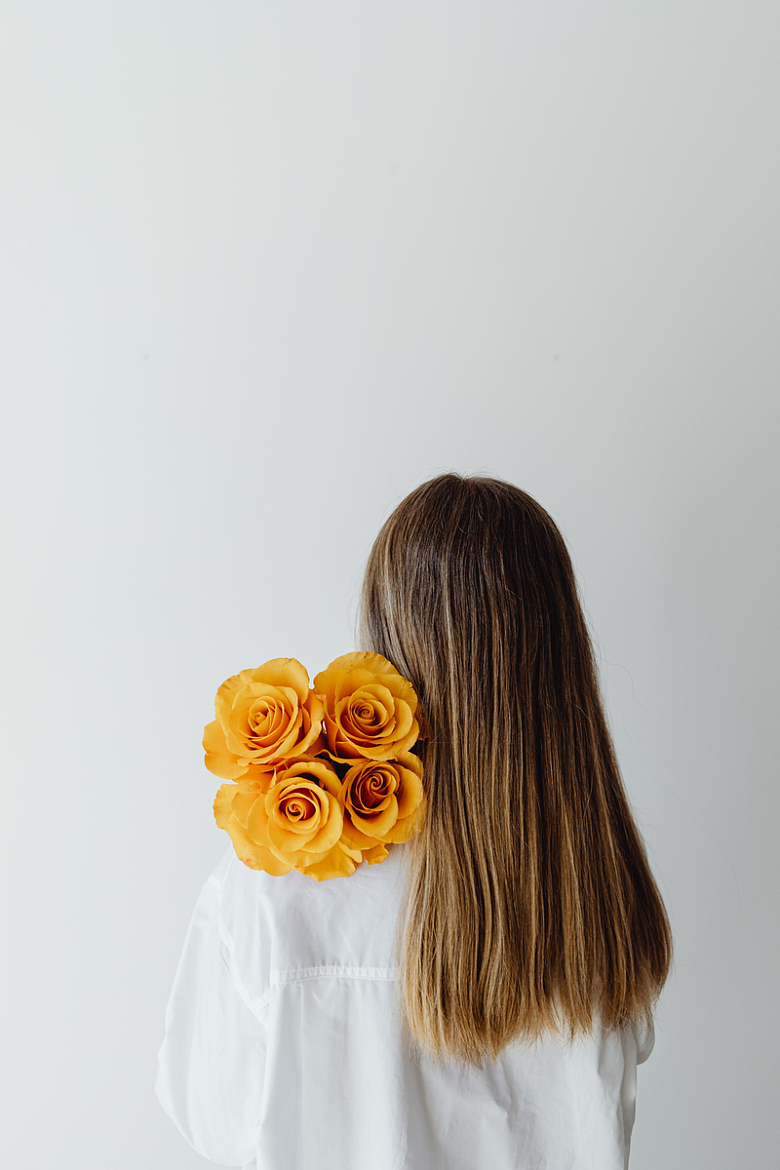 金色长发年轻女孩橙色玫瑰