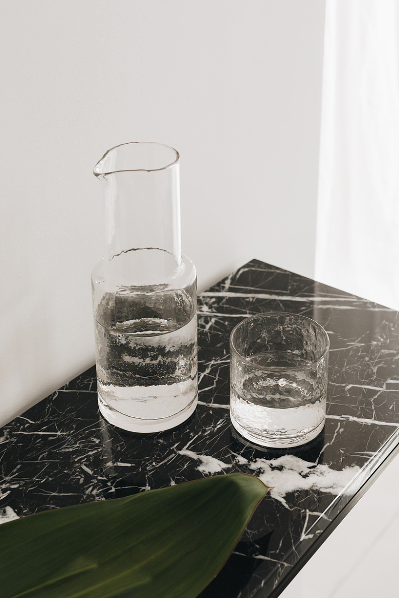透明玻璃杯大理石纹路茶几绿叶