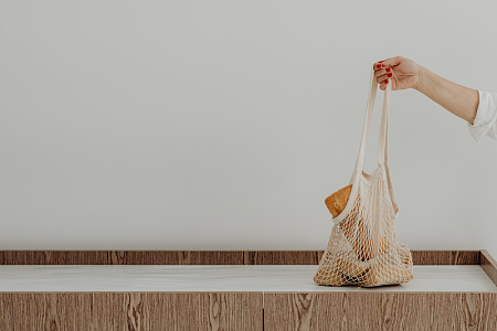 厨房柜台新鲜面包法棍