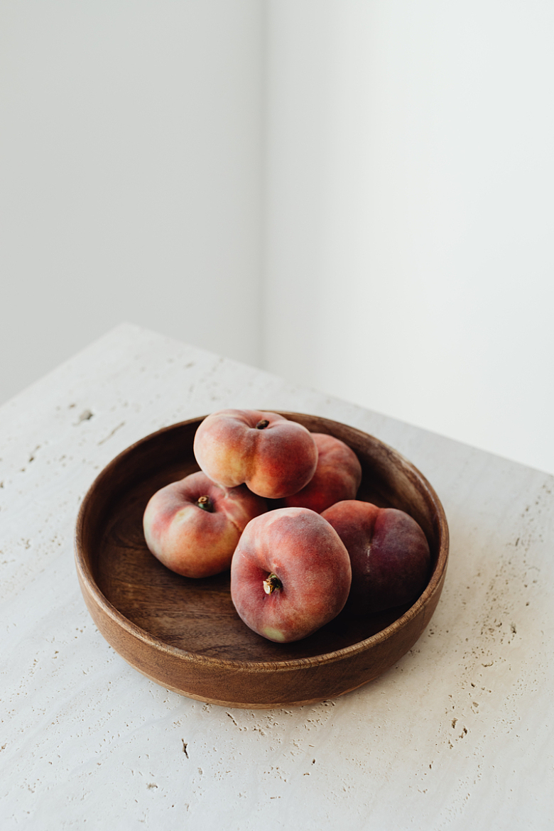 桃子水果盘子摄影
