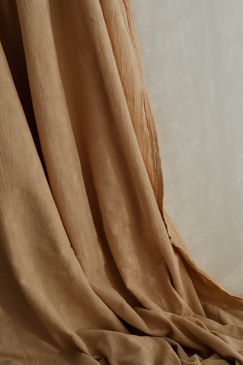 棕色褶皱窗帘布料