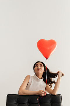 情人节美丽女人心型气球