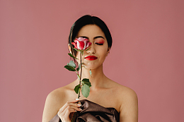 情人节美丽女人玫瑰花