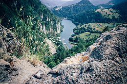 风景丘陵山谷田野草地岩石
