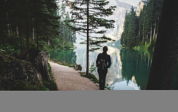 女人旅行冒险湖面森林