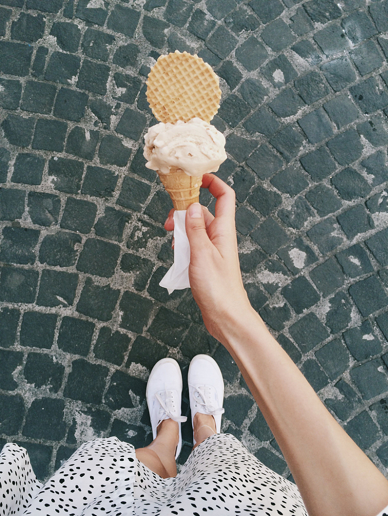 女子冰淇淋街头夏季女装