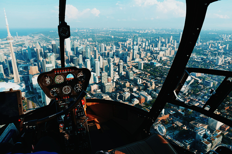 城市景观地平线塔楼建筑直升机