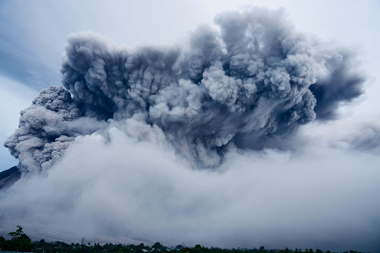 火山爆发自然喷发烟雾树木