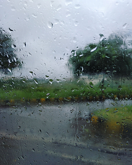 玻璃窗雨水天气潮湿
