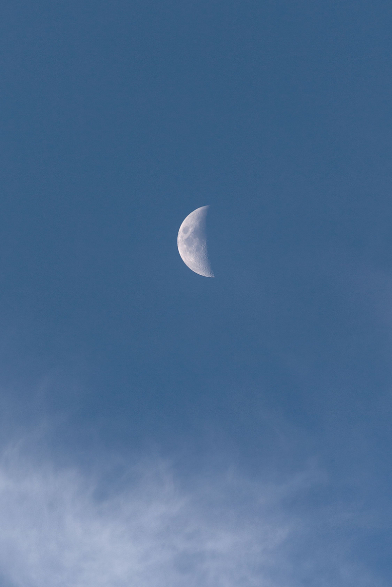月亮蓝天白云自然