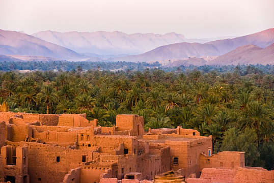 高山云朵树木植物自然房屋建筑