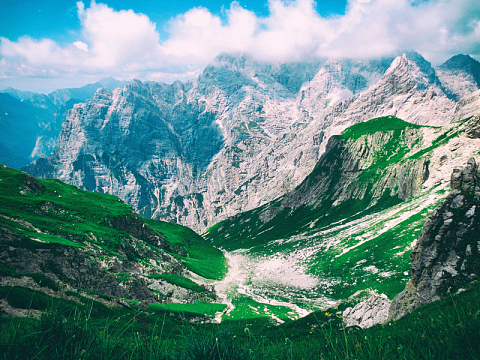 自然景观山峰草地