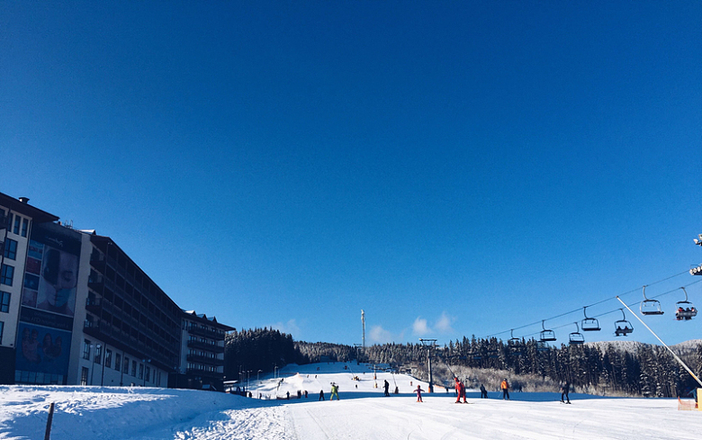 滑雪滑行积雪天空蓝天