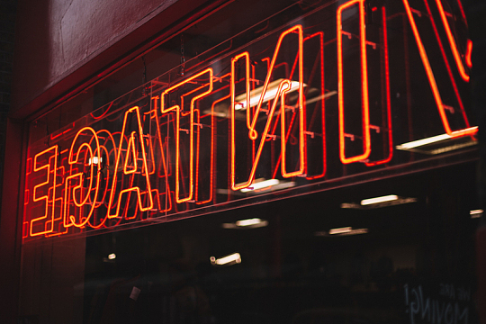 夜晚霓虹灯招牌灯光