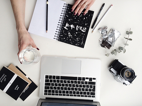 女性电脑相机摄影师技术指甲