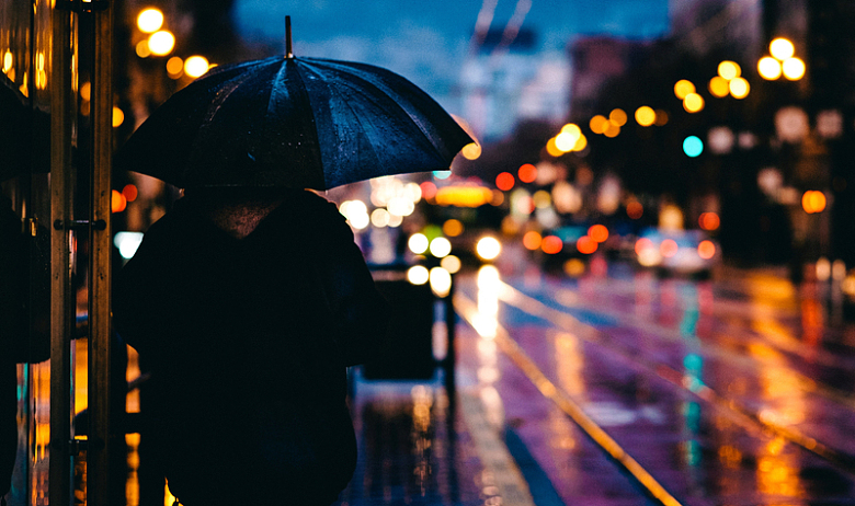 黄昏雨伞城市散步女人