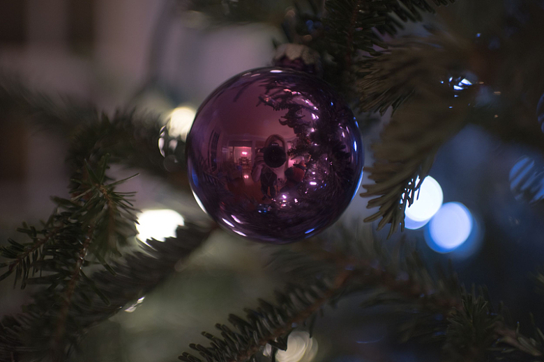圣诞装饰球树灯光斑