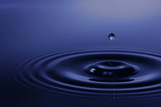 水蓝色自然液体水滴