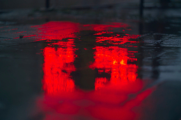 雨水积水潮湿反射夜晚