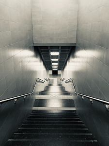 黑白地下楼梯摄影灯光