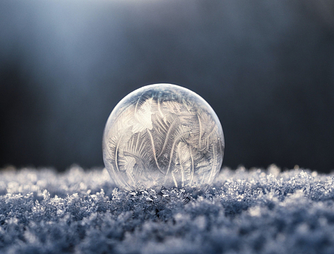 玻璃球雪花特写摄影