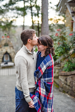 户外男女伴侣亲吻