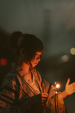 点燃烟花花火女人