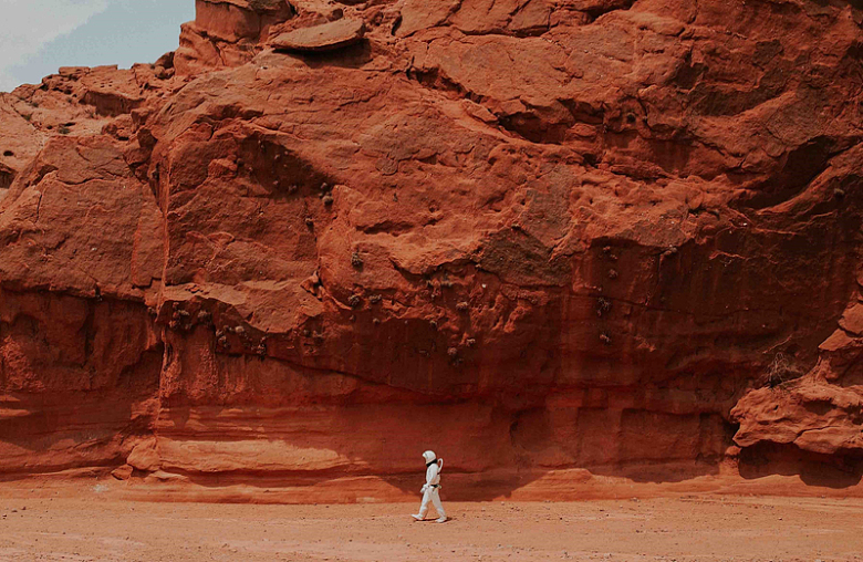 火星表面宇航员岩石