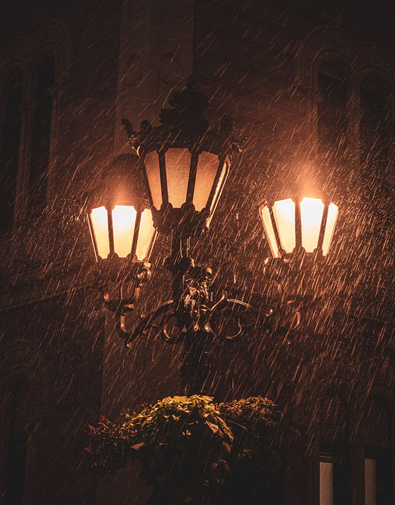 路灯灯光下雨夜雨