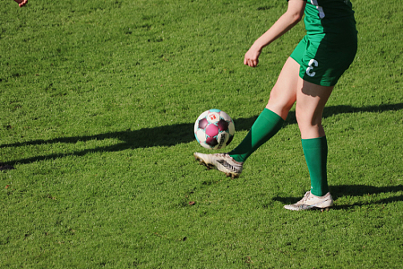 女子足球球场草地运动