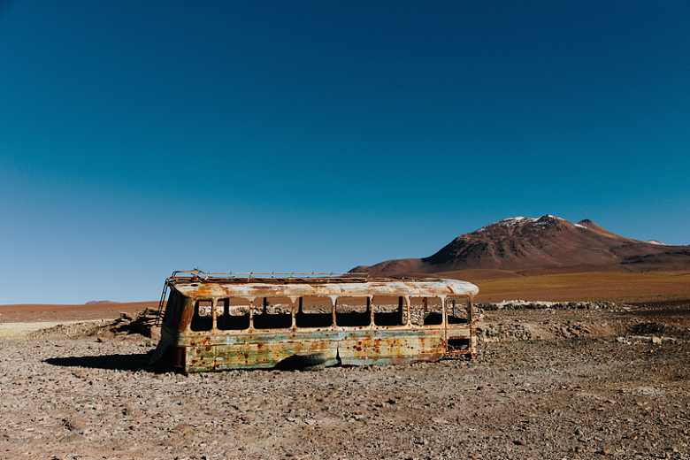 废弃生锈山公共汽车沙漠