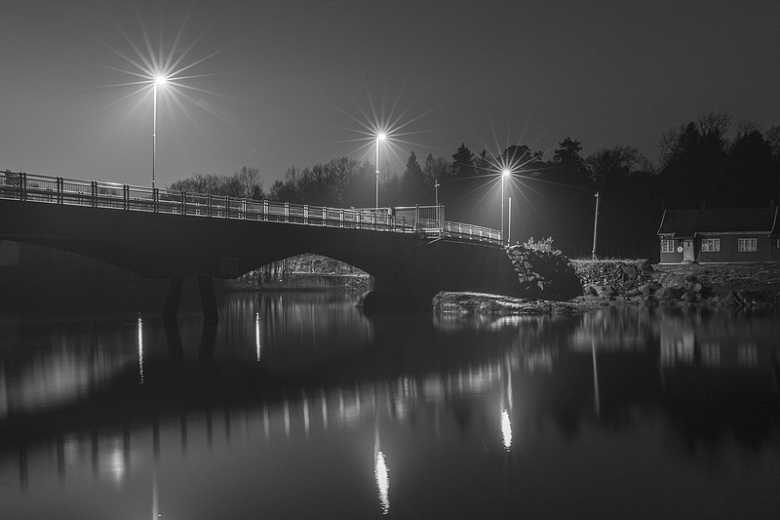 桥梁黑白水面倒影路灯