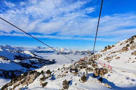 山顶悬崖斜坡缆车雪地蓝天