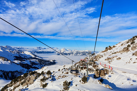 山顶悬崖斜坡缆车雪地蓝天