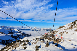 山顶悬崖斜坡缆车雪地蓝天