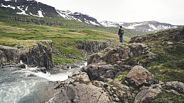 山崖山谷雪山岩石水流人物登山