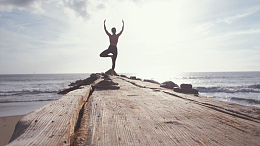 人类冥想云朵天空海洋