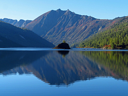 山湖徒步旅行冒险水面