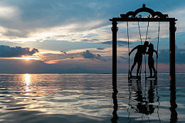 情侣亲吻爱情浪漫秋千海洋