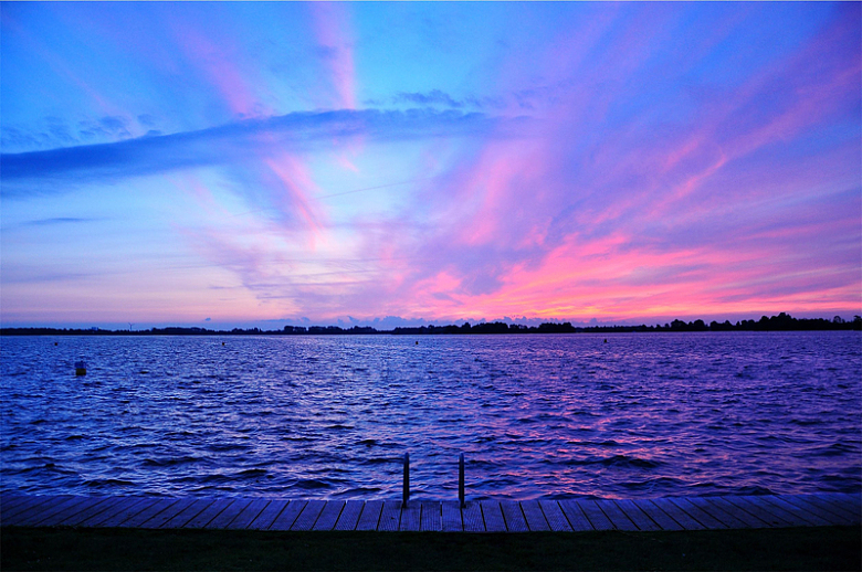 紫色日落天空粉色湖水