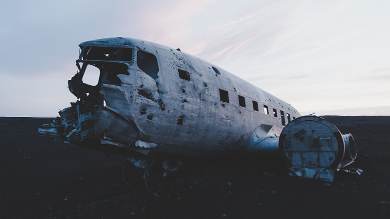 旧飞机失事损坏破碎遗弃