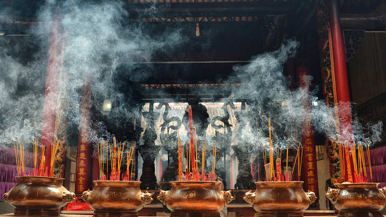 佛教寺庙燃烧蜡烛