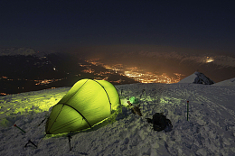 高山雪地山顶山脊景观露营