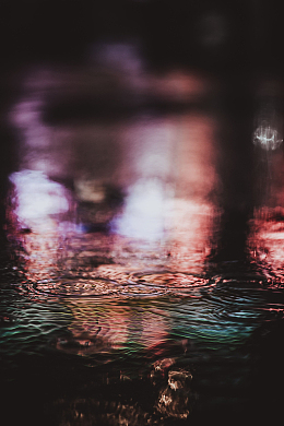 暗夜积水雨滴灯光
