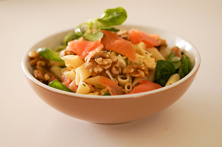 三文鱼意大利面生菜菠菜坚果