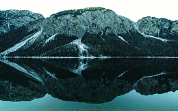 风景幽静高山寒冰水面