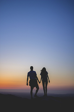 情侣爱情浪漫牵手日落黄昏